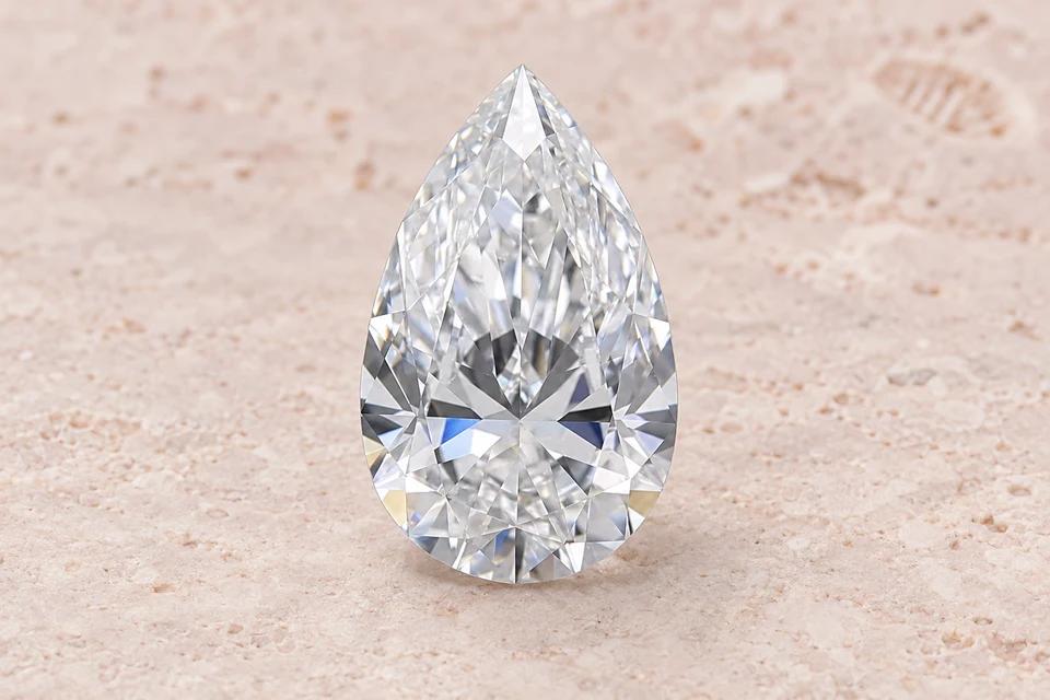 Mise en scène du diamant poire de 1,01 carat sur un fond mineral