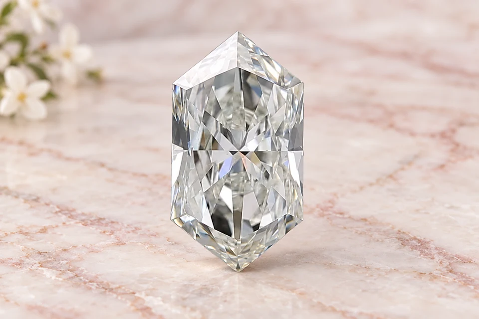 Mise en scène du diamant other de 0,5 carat sur un fond mineral