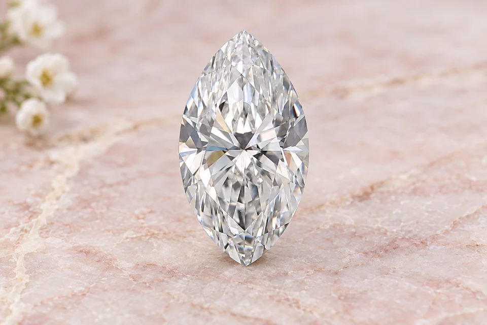 Mise en scène du diamant marquise de 0,9 carat sur un fond mineral