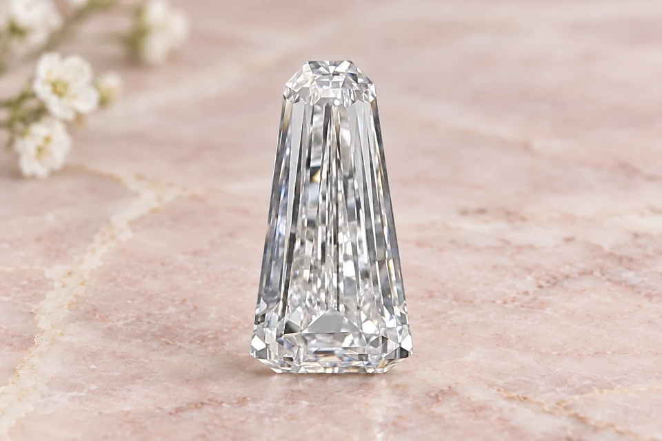 Mise en scène du diamant shield ln step de 0,31 carat sur un fond mineral