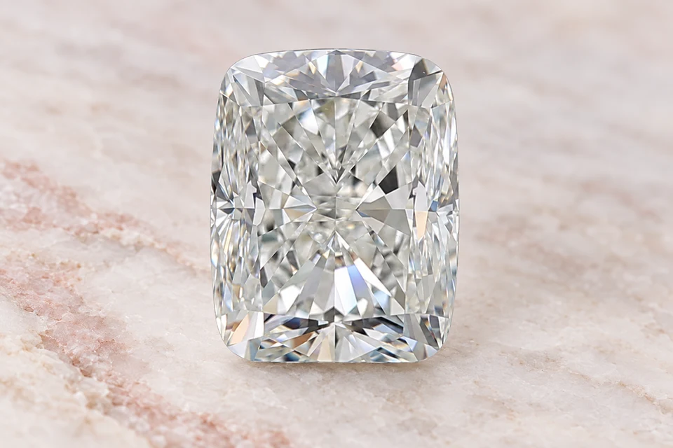 Mise en scène du diamant coussin de 1,51 carat sur un fond mineral