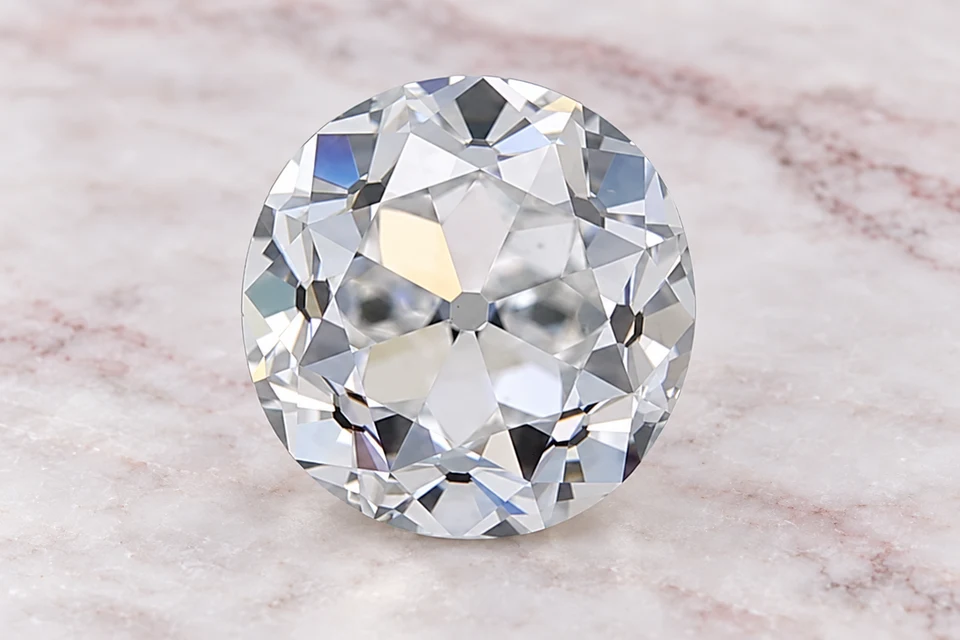 Mise en scène du diamant taille ancienne de 0,9 carat sur un fond mineral