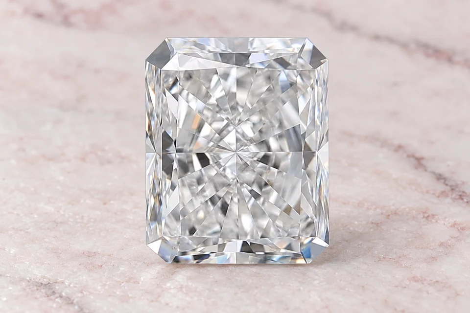 Mise en scène du diamant radiant de 2,05 carat sur un fond mineral