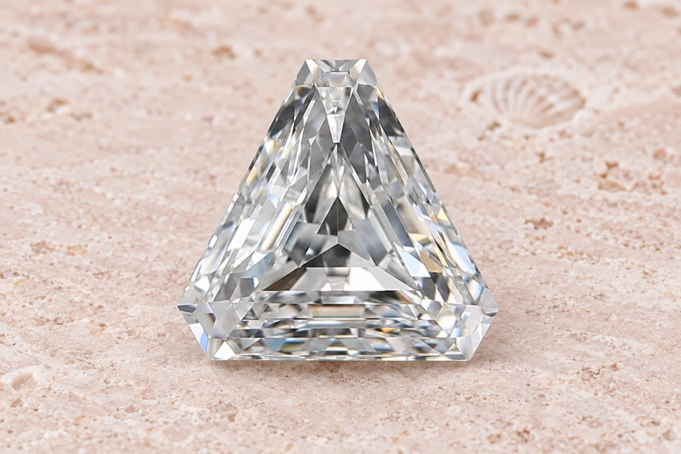 Mise en scène du diamant triangular de 0,81 carat sur un fond mineral