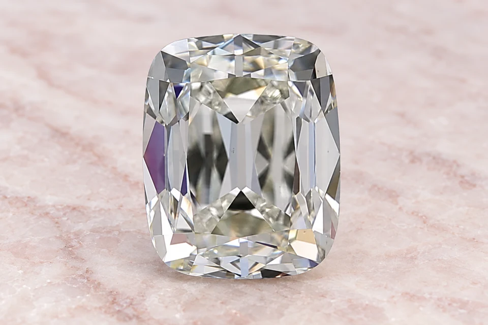 Mise en scène du diamant old miner de 0,9 carat sur un fond mineral