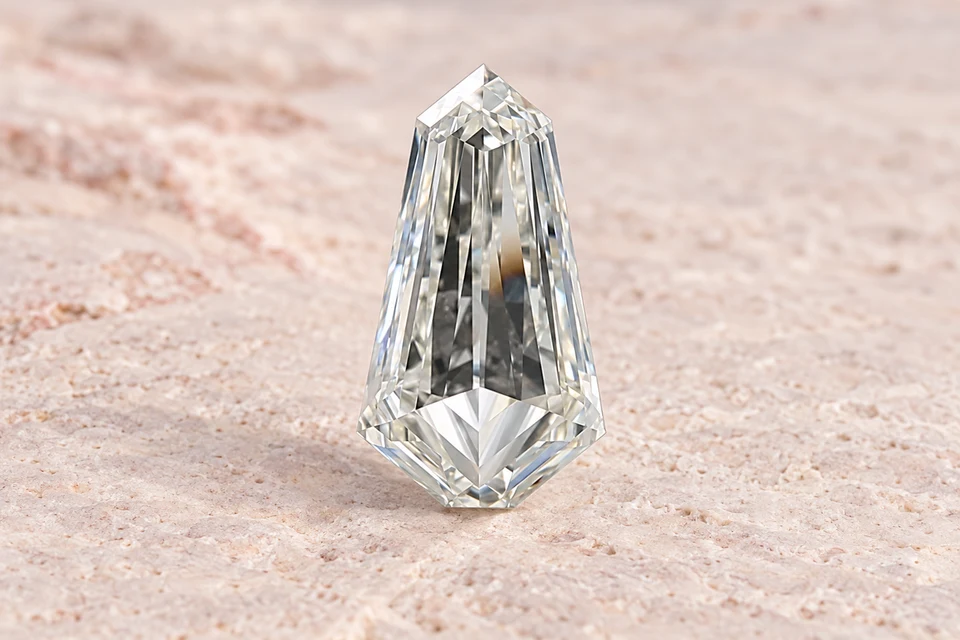 Mise en scène du diamant kite de 0,4 carat sur un fond mineral