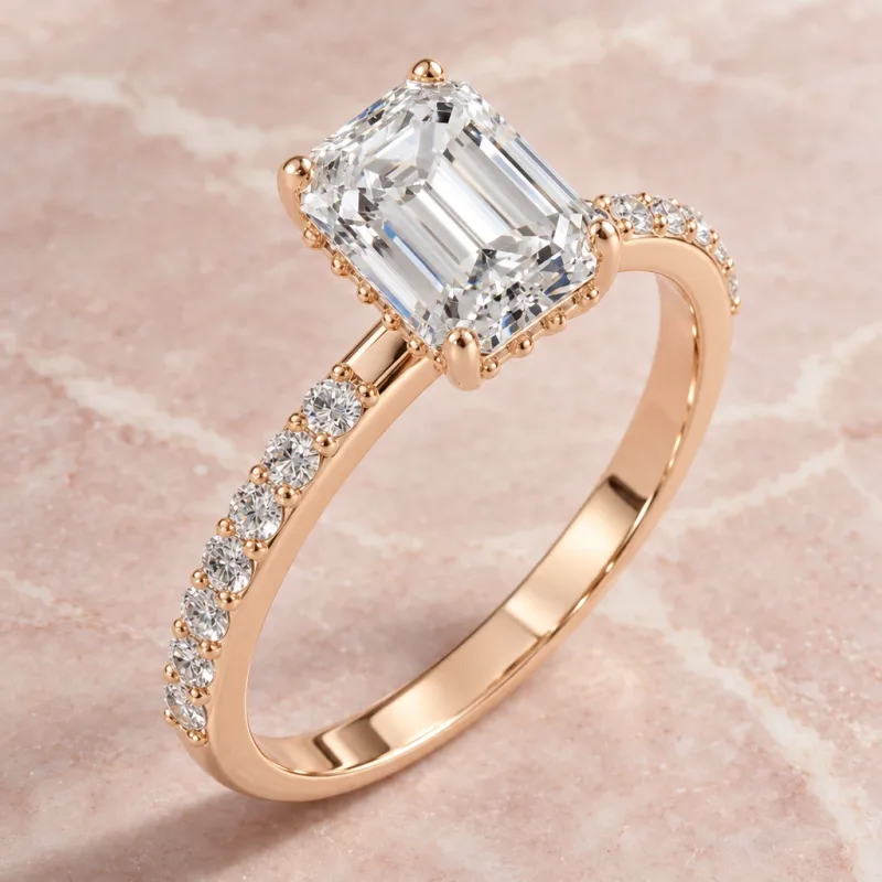 Bague halo caché Lisière émeraude en or rose 18 carats, vue d’ambiance