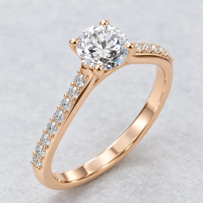 Bague solitaire Clarté rond en or rose 18 carats, détail du sertissage et du poli